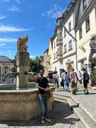 Menschen an einem mittelalterlichen Brunnen 