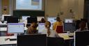 Fotos von Schülerinnen an Computern beim Programmieren eines Videospiels bei der MINT-HerbstUni 2024 an der Uni Bayreuth