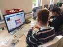 Foto von Schülerinnen am Computer bei der MINT-HerbstUni 2024