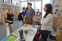 Menschen unterhalten sich an einem Ausstellungsstand beim Science on Stage Festival 