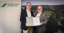 Universitätspräsident Prof. Dr. Stefan Leible und Prof. Dr. Herbert Woratschek bei der Ernennung zum Emeritus of Honour
