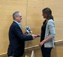 Leible übergibt Preis