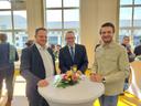 drei männer an einem stehtisch