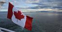 Kanadische Flagge auf einem Schiff zur Universität Vancouver