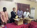Übergabe der Bücherkisten zwischen dem deutschen Botschafter im Niger und dem Universitätsdirektor in Niamey