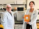 PD Dr. Alfons Weig und Technische Assistentin Michaela Hochholzer vom Keylab Genomanalytik & Bioinformatik der Universität Bayreuth mit dem neuen Illumina MiSeq™ i100.