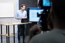 Hinter den Kulissen: Prof. Braun beim Videodreh des MOOCs.