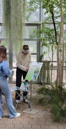 Foto von Studierenden während eines Seminars im Gewächshaus des ÖBGs