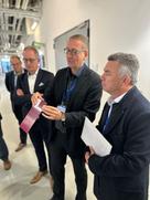 drei Männer begutachten ein Werkstück