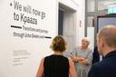 Claudia Roth in der Ausstellung