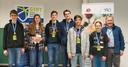 Sechs junge Physik-Talente der regionalen Gymnasien, die sich für die deutsche Physik-Meisterschaft qualifiziert haben, sowie Prof. Dr. Walter Zimmermann