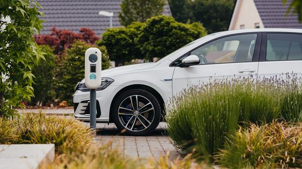 Elektroauto an Ladesäule vor dem Haus