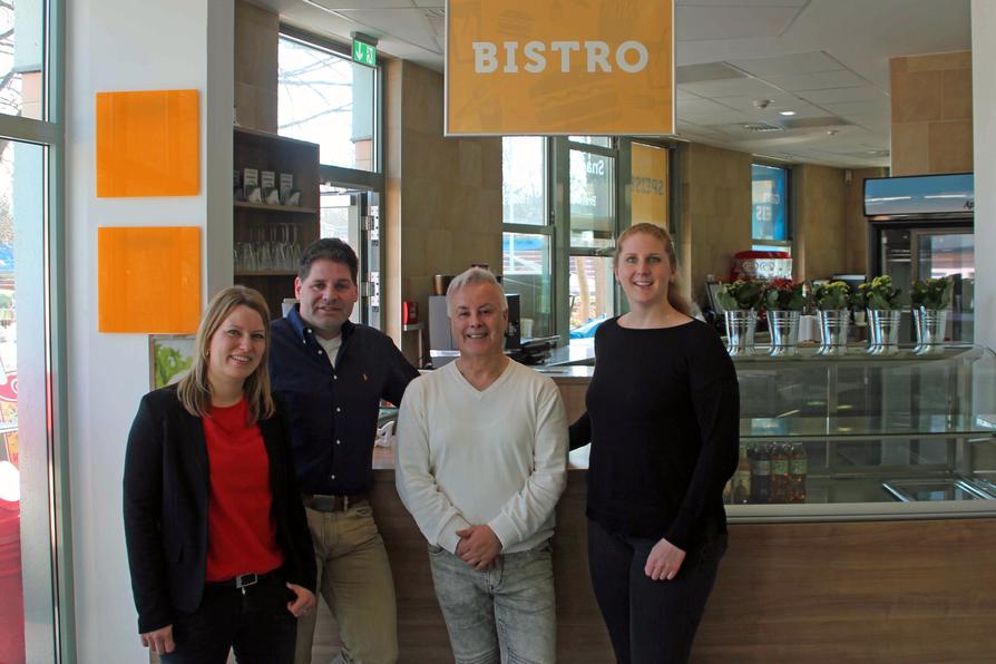Stadtwerke-Bäderbetriebsleiterin Gerhild Neumann (l.) und Moskaubad-Chefin Sonja Koslowski heißen Hendrik Witte (Geschäftsführer OSC) und Jorge Parra (Bistroleiter) als neue Pächter des Moskaubad-Bistros willkommen.