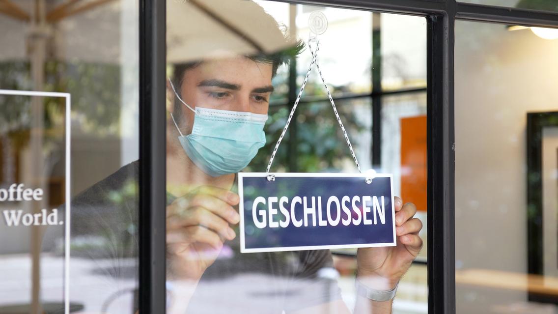 Mann schließt Geschäft wegen Corona-Maßnahmen