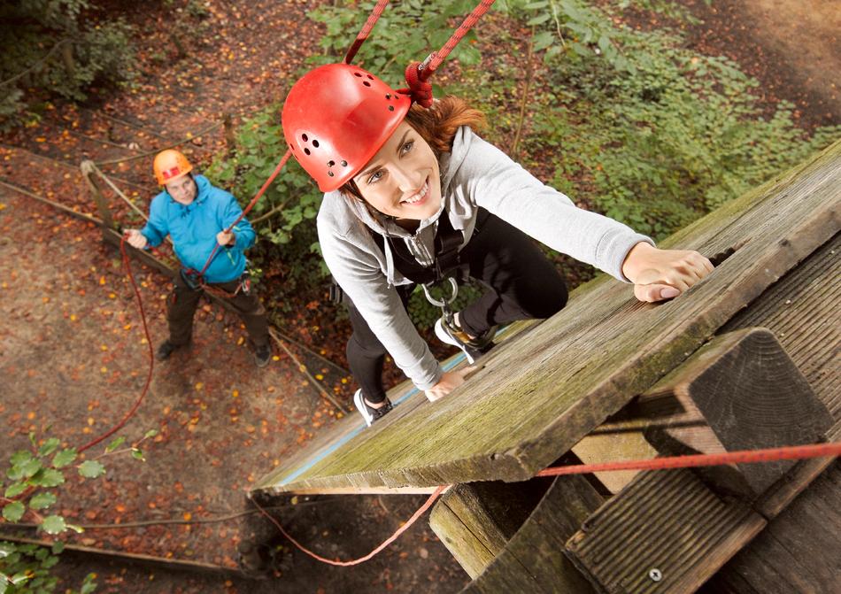 Kletterin wird abgesichert