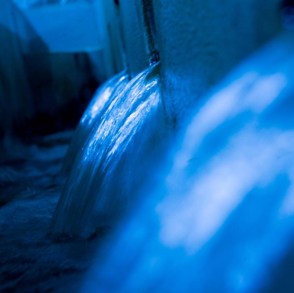 Nahaufnahme von fließendem, sauberen Wasser im Wasserwerk Wittefeld