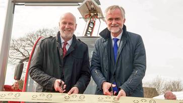 Nahmen die erste E-Buslinie Osnabrücks 2019 offiziell in Betrieb: (v.l.) Stadtwerke-Mobilitätsvorstand Dr. Stephan Rolfes und damaliger Oberbürgermeister Wolfgang Griesert.