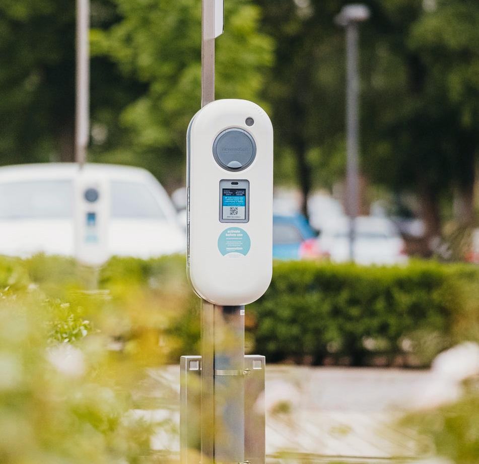 E-Ladebox mit Display auf Firmenparkplatz