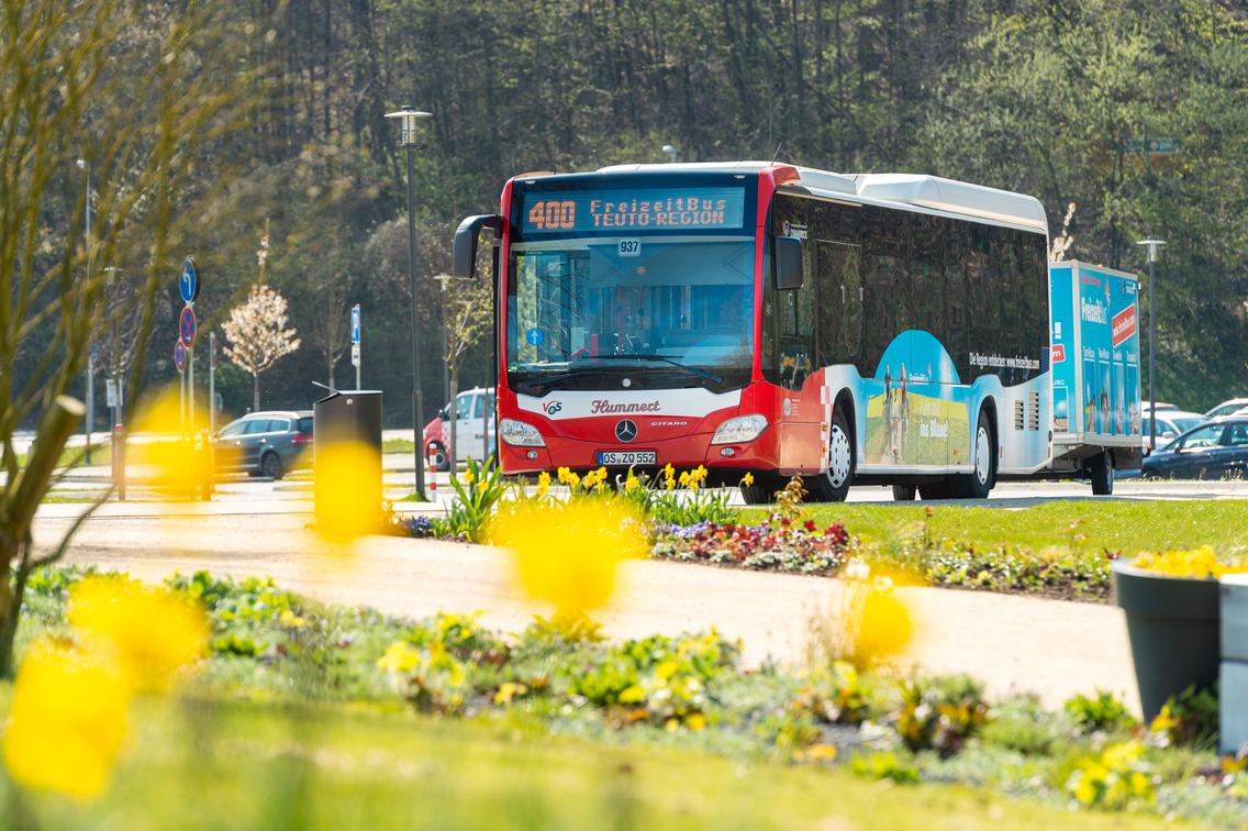 FreizeitBus auf Straße mit Blumen am Straßenrand