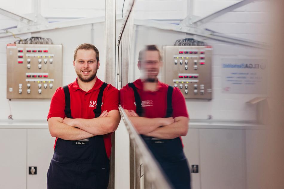 Mitarbeiter spiegelt sich im Glas