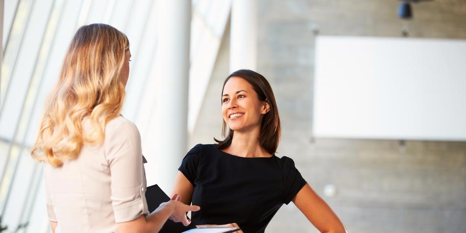 Frauen in einem Geschäftsgespräch