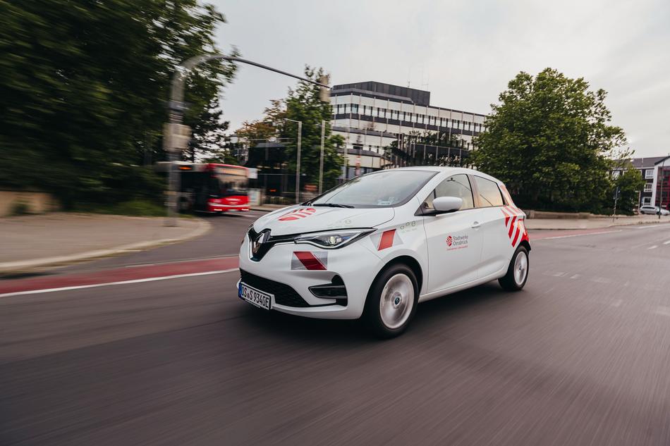 E-Auto fährt vor der Stadtwerke Zentrale Alte Poststraße
