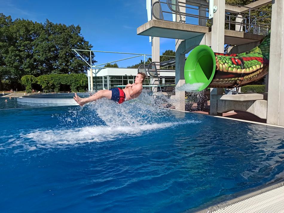 Ultimative Sprünge aus der Snake Jump-Springrutsche