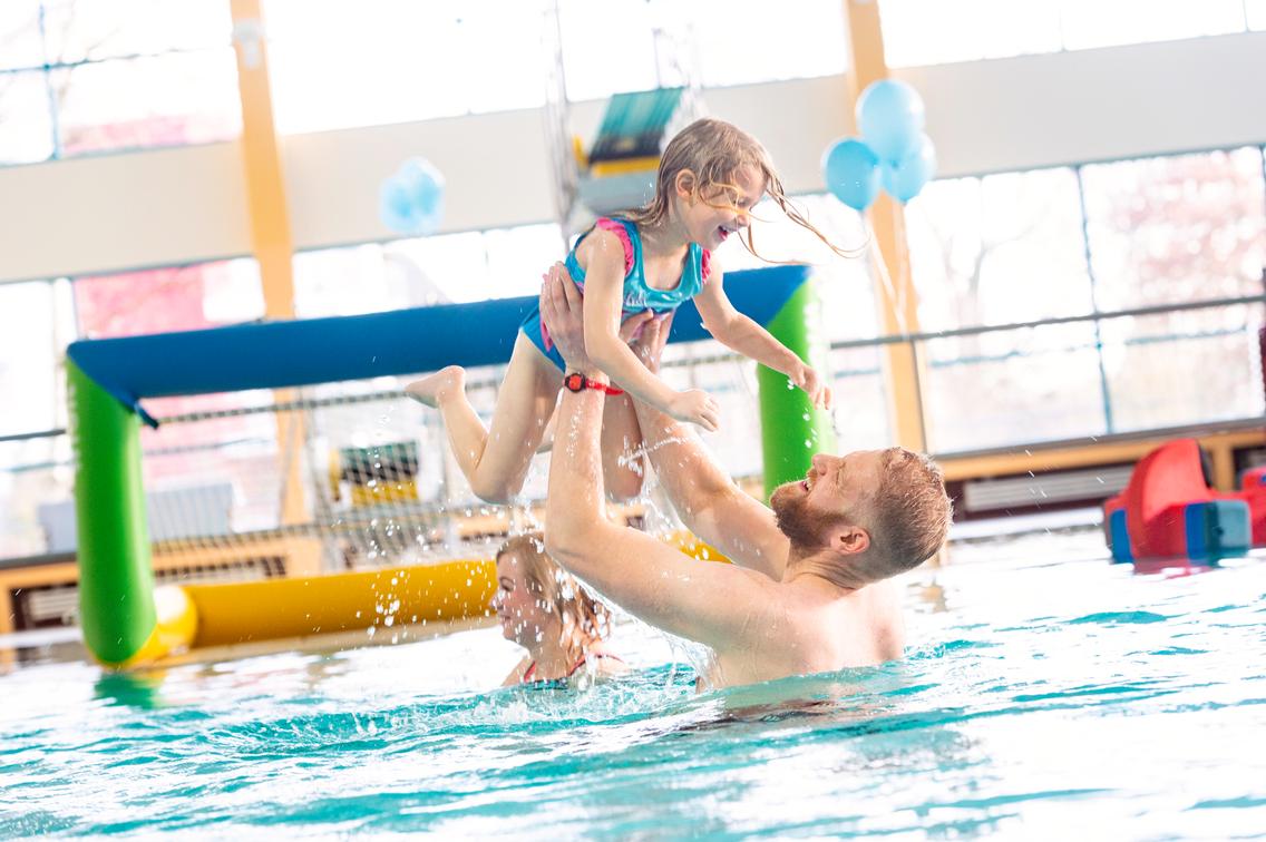 Familienzeit im Nichtschwimmerbecken des Schinkelbads