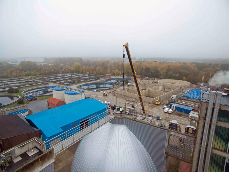 Ein 40-Meter-Kran hievt den 1,5-Tonnen-Mischer aus dem Faulturm des Klärwerks Eversburg.