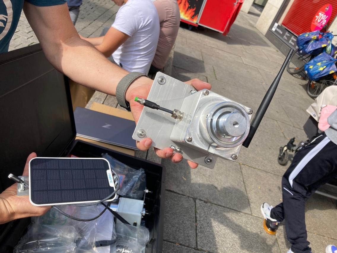Im Rahmen eines Forschungsprojekts haben die SWO Netz und das Fraunhofer IZFP per LoRaWAN vernetzte, smarte Wandanker in der Großen Straße angebracht.