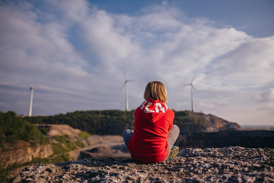 Junge blickt auf den Windpark am Piesberg