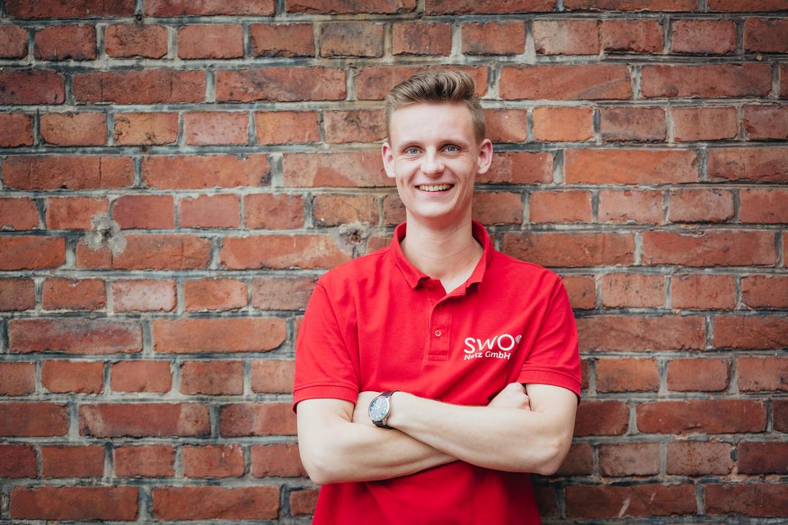 Dualer Student der SWO Netz vor einem Gebäude