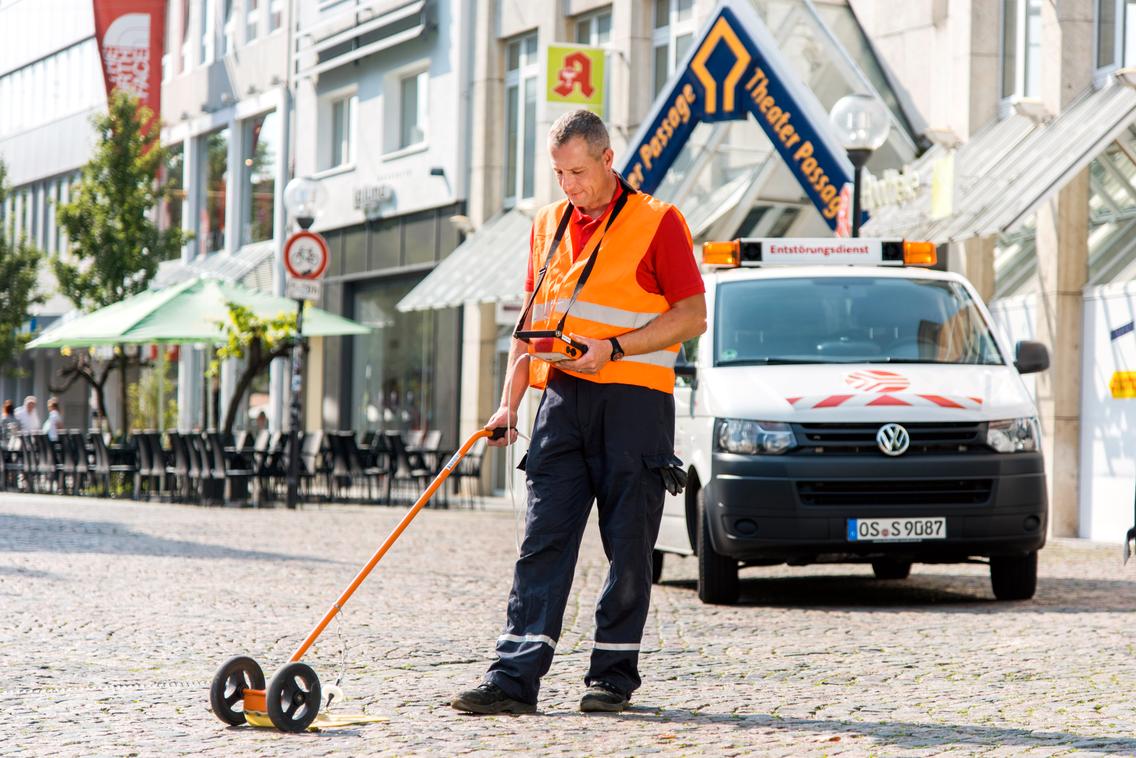 Ein Mitarbeiter der SWO Netz GmbH sucht nach einem Leck im Erdgasnetz