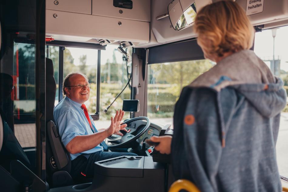Kundin bezahlt Tickets im Bus der Verkehrsgemeinschaft Osnabrück (VOS)