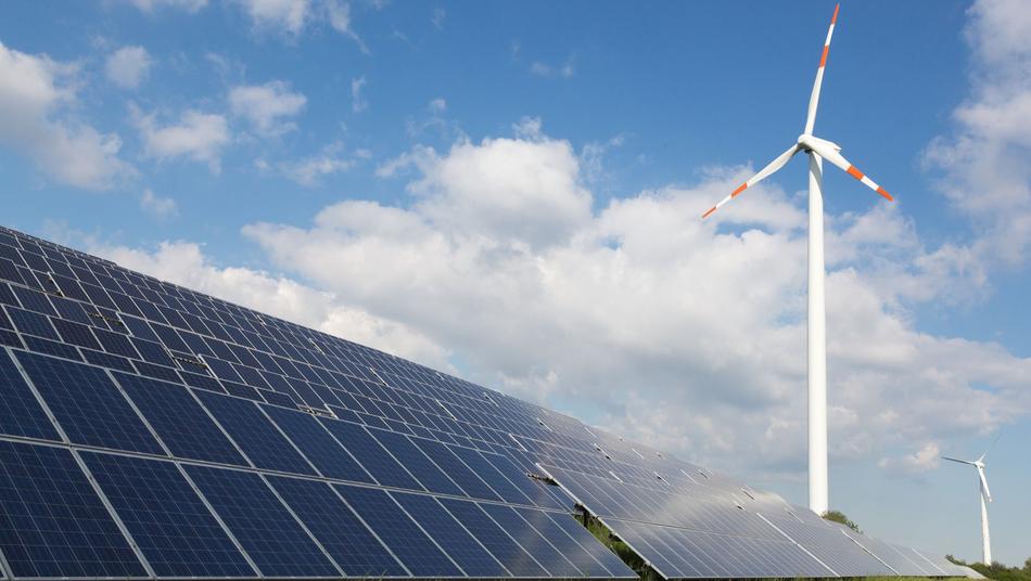 Solaranlage und Windräder