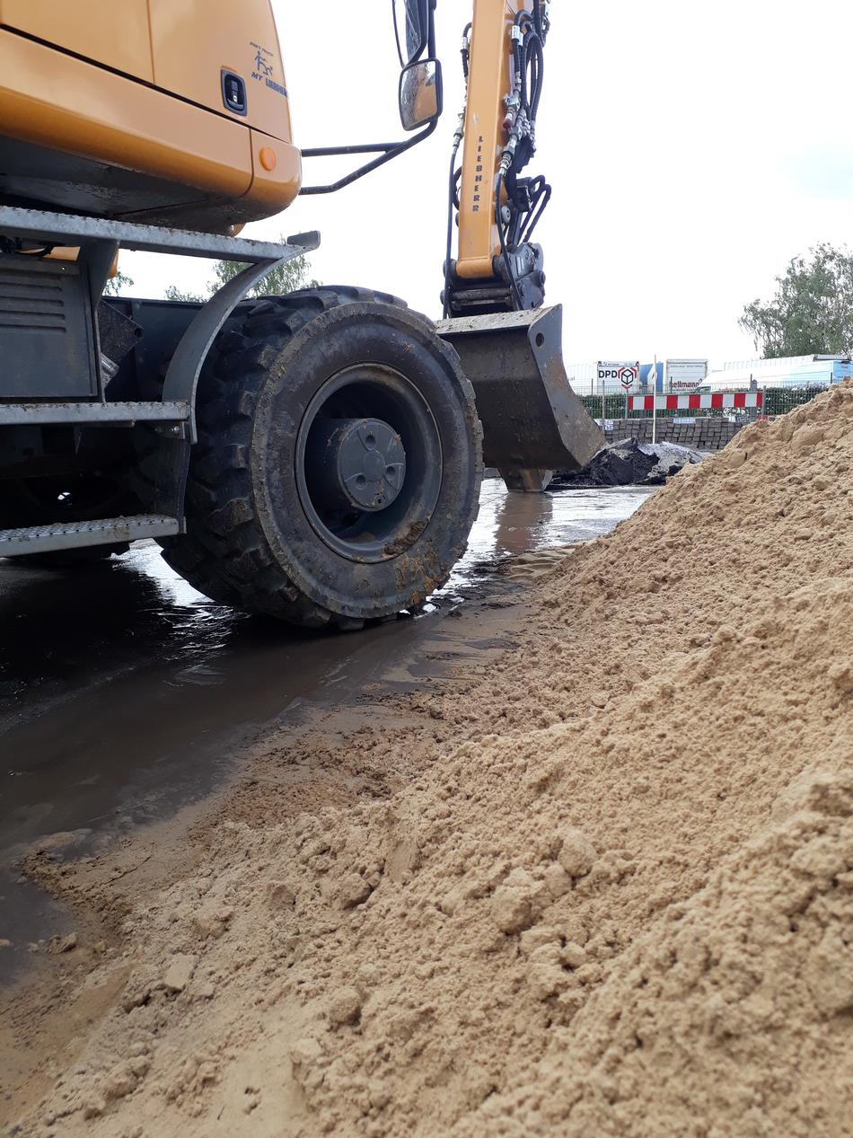 Ein Bagger auf einer Baustelle