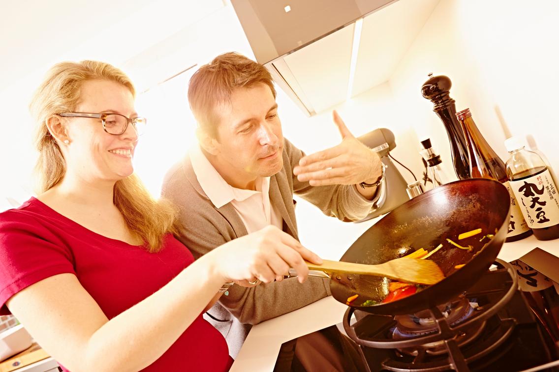 Pärchen kocht gemeinsam
