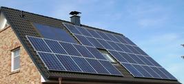 Einfamilienhaus mit einer Photovoltaikanlage auf dem Dach
