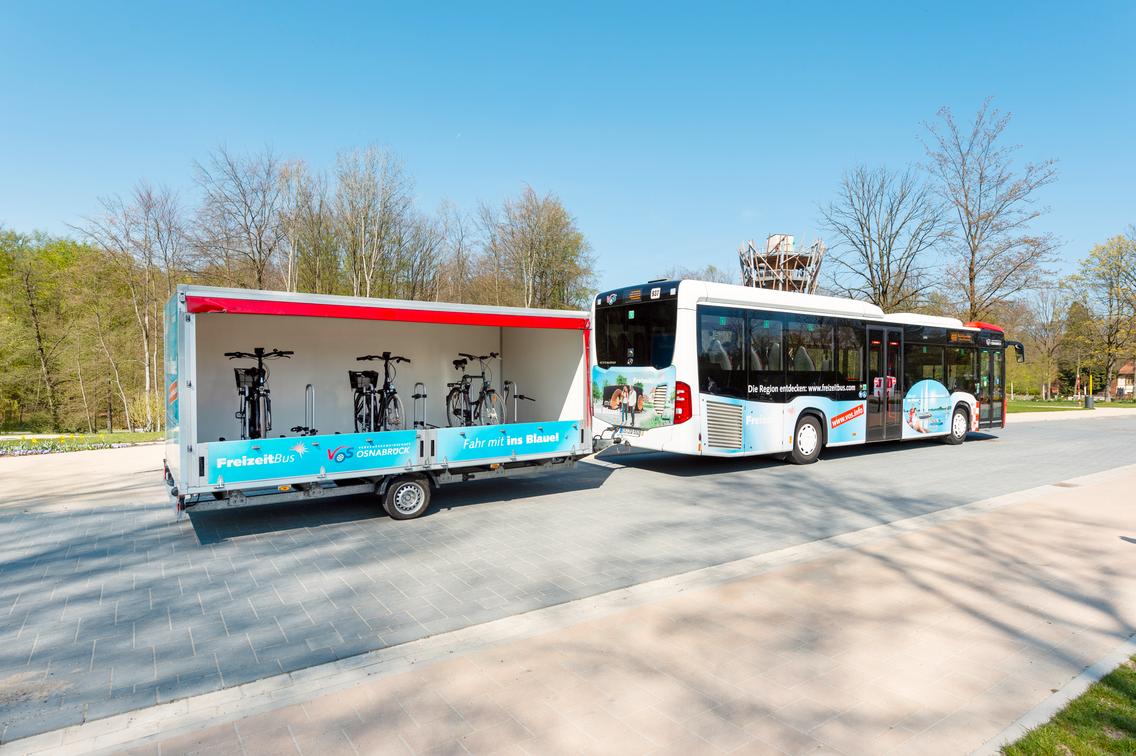 FreizeitBus der VOS mit Anhänger für Fahrräder