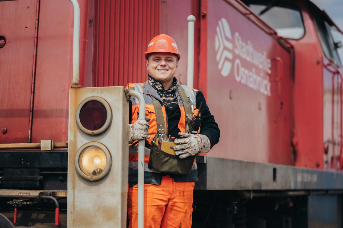 Auszubildender auf einer Lokomotive der Osnabrücker Hafenbahn
