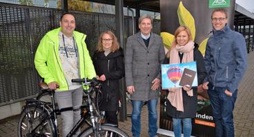 Preisübergabe für das Stadtwerke-Team „Kettensäge“: (V.l.) Heiko Beylich (Stadtwerke), Rebekka Hoffmann, Thomas Kasselmann (beide AOK), Rebekka Kottwitz und Tobias Landwehr (beide Stadtwerke).