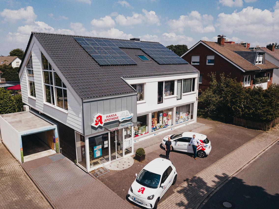Gebäude der Hansa Apotheke mit Photovoltaikanlage auf dem Dach