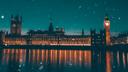 Nächtliche Ansicht des Palace of Westminster und Big Ben in London, beleuchtet von warmem Licht, das sich im Fluss Thames spiegelt. Sanft fallende Schneeflocken verleihen der Szene eine ruhige, festliche Stimmung. Der dunkeltürkise Himmel bildet einen Kontrast zum goldenen Schein der Gebäude.
