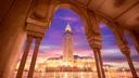 Blick durch kunstvoll verzierte Rundbögen auf die beleuchtete Hassan-II.-Moschee in Casablanca. Im Zentrum erhebt sich das hohe Minarett über einem weitläufigen Vorplatz mit geometrischen Steinmustern. Die Moschee wird von warmem Licht angestrahlt, während der Himmel in kräftigen Violett-, Rosa- und Blautönen der Abenddämmerung leuchtet.