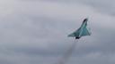 Eurofighter der Luftwaffe steigt nach dem Start steil in den bewölkten Himmel auf.