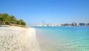 Der traumhafte Strand in Abu Dhabi lädt zum Baden ein.