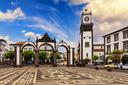 Platz mit historischer Kirche in Ponta Delgada auf den Azoren