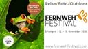 Werbegrafik für das Fernweh Festival 2026. Auf der linken Bildseite sitzt ein leuchtend grüner Rotaugenlaubfrosch mit orangefarbenen Füßen auf einem großen grünen Blatt. Daneben steht in einer Sprechblase der Text: „Kennst Du die Welt, dann kennst Du Dich.“ sowie ein Hinweis auf das Gastland Costa Rica. Auf der rechten Seite befinden sich die Schriftzüge „Reise/Foto/Outdoor“ und „FERNWEH FESTIVAL“ mit einem stilisierten orangefarbenen Logo. Darunter stehen die Angaben „Erlangen / 12. - 15. November 2026“ sowie die Website www.fernwehfestival.com. Die Gestaltung verbindet Natur, Abenteuer und Reiselust.