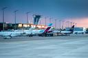Flugzeuge an Teminal bei Dämmerung