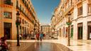Die Innenstadt von Malaga an einem warmen Sommertag.